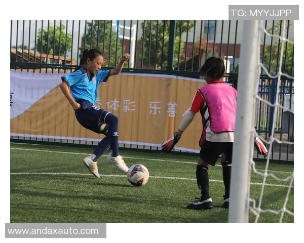 闪耀绿茵场的魅力之星戴项链的足球明星们的时尚风采